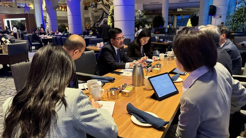 Minister of Industry and Trade Nguyen Hong Dien (centre) at a meeting with Singapore’s Deputy Prime Minister and Minister for Trade and Industry Gan Kim Yong (Photo: VNA)