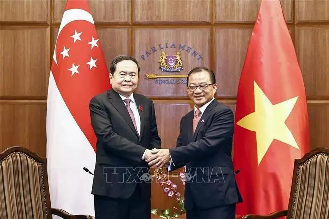 Vietnamese National Assembly (NA) Chairman Tran Thanh Man (L) received by Speaker of the Singaporean Parliament Seah Kian Peng (Photo: VNA)