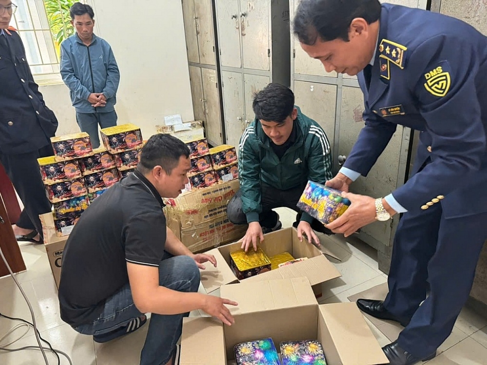 Vehicle transporting illegal fireworks detected by Nghe An enforcement authorities