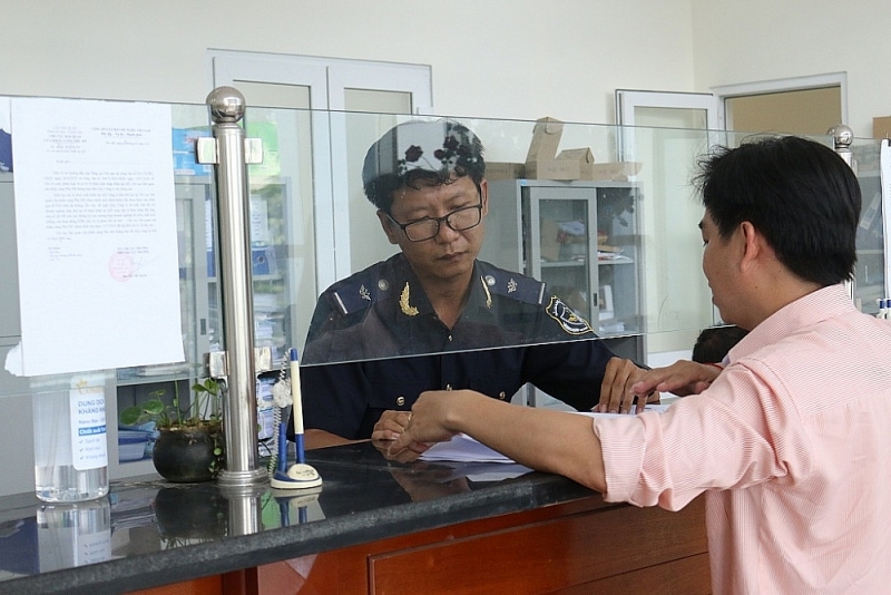 Customs officials from Phu My Customs Branch - Ba Ria - Vung Tau Customs Department guide businesses on procedures. Photo: N.H