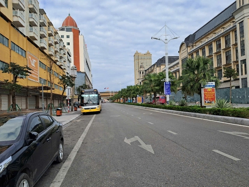 Many shopping malls on Hoa Binh Avenue leading to Mong Cai international border gate are closed. Photo: Quang Hung