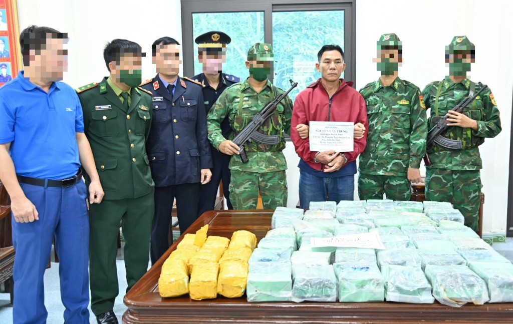 Ha Tinh Customs arrests two suspects transporting 52 kg of drugs