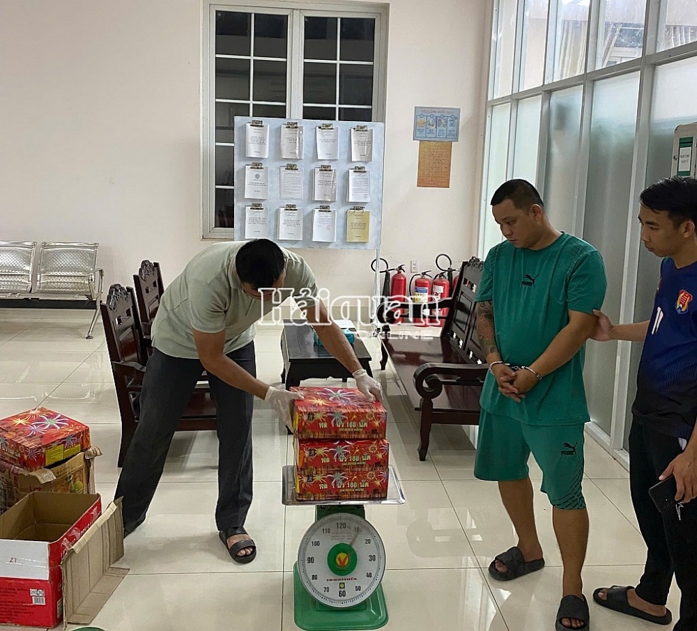 Customs arrests a suspect for transporting about 69 kg of fireworks across Moc Bai Border Gate