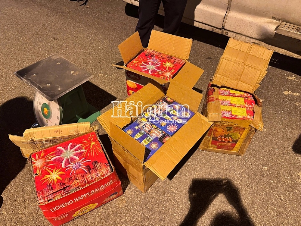 Customs arrests a suspect for transporting about 69 kg of fireworks across Moc Bai Border Gate