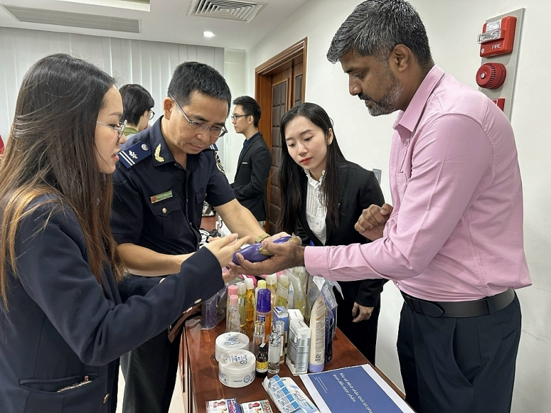 Enterprises introduce to Customs officials to distinguish fake and genuine goods within the framework of the seminar. Photo: TH