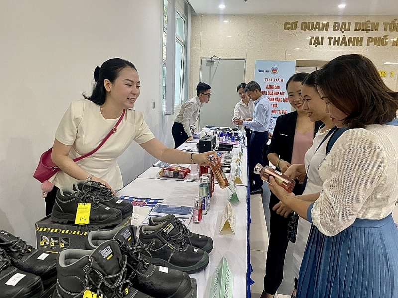 Delegates visit the booth displaying the distinction between genuine and fake products of businesses within the framework of the discussion. Photo: T.D