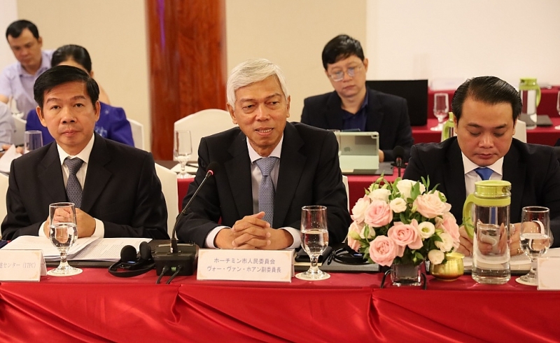 Vice Chairman of Ho Chi Minh City People's Committee Vo Van Hoan talks with businesses