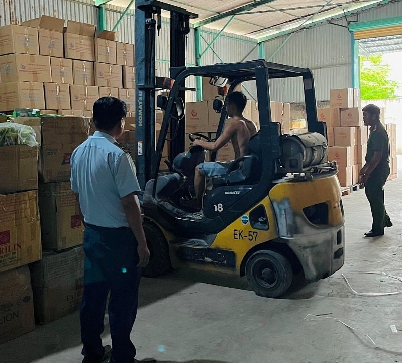 Warehouse containing goods infringing intellectual property rights was inspected and handled in District 12, Ho Chi Minh City. Photo: Ho Chi Minh City Market Surveillance