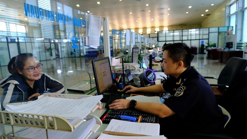 Officials of Huu Nghi Border Gate Customs Branch, Lang Son Customs Department support and answer questions for businesses. Photo: Ngoc Linh