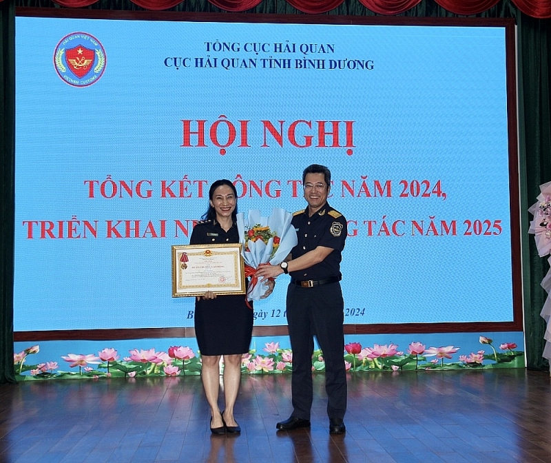 Deputy Director General Au Anh Tuan presented the Third Class Labor Medal to Ms. Ngo Thanh Ha, Deputy Manager of the My Phuoc Industrial Park Customs Branch. Photo: T. Do