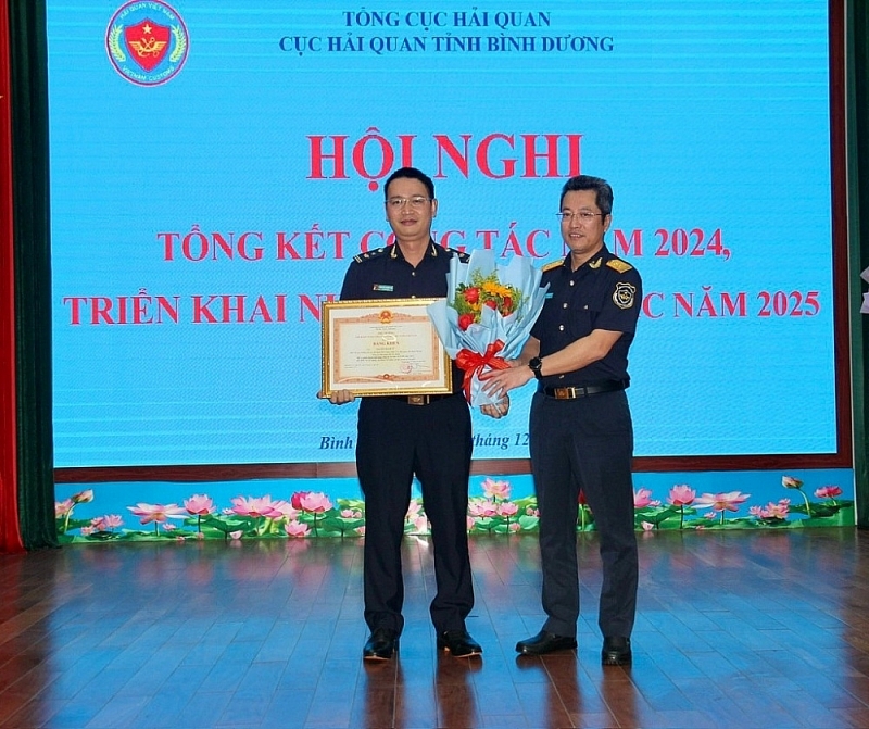 Deputy Director General Au Anh Tuan presented the Prime Minister's Certificate of Merit to Mr. Nguyen Manh Vu, Deputy Manager of the Song Than Industrial Park Customs Branch.