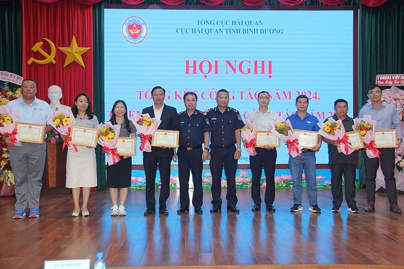 Leaders of Binh Duong Customs Department presented Certificates of Merit to enterprises.