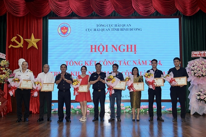 Leaders of Binh Duong Customs Department awarded Certificates of Merit to outstanding enterprises.