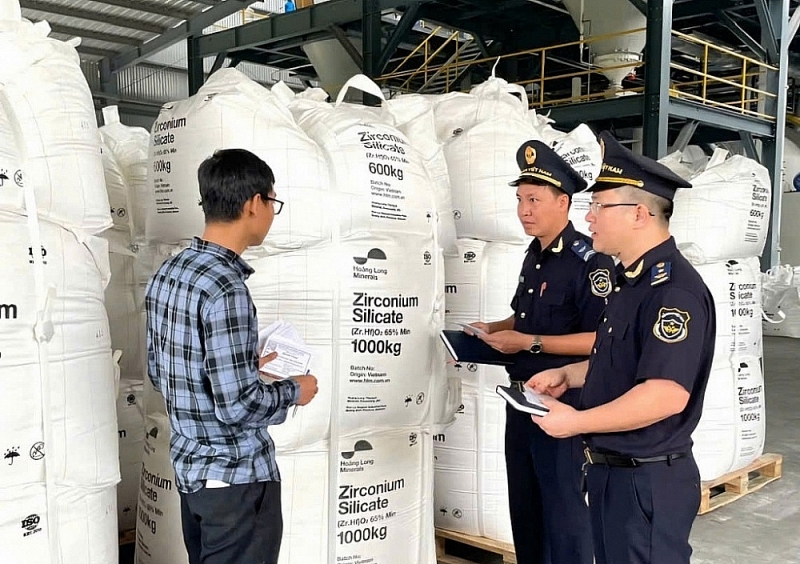 Quang Binh Customs Department officials inspect import-export goods. Photo: M.H