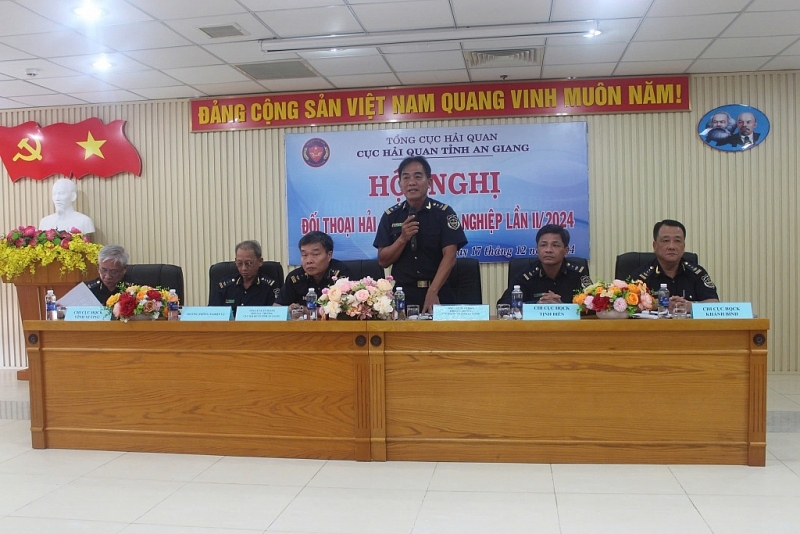 Leaders of An Giang Customs Department have dialogue with businesses