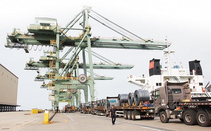 Import and export activities at Son Duong - Vung Ang port cluster (Ha Tinh). Photo: H.Nu