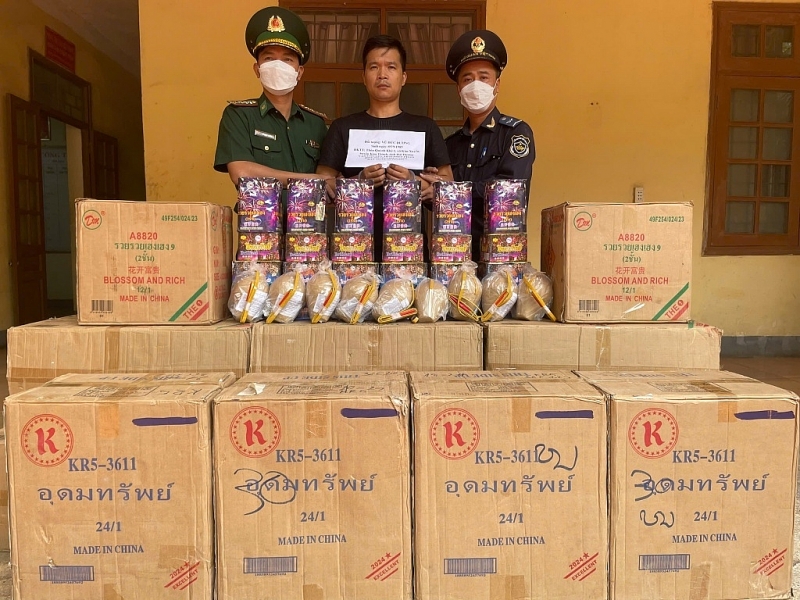 Seized 556.6 kg of explosive fireworks. Photo provided by Cha Lo Border Gate Customs Branch.