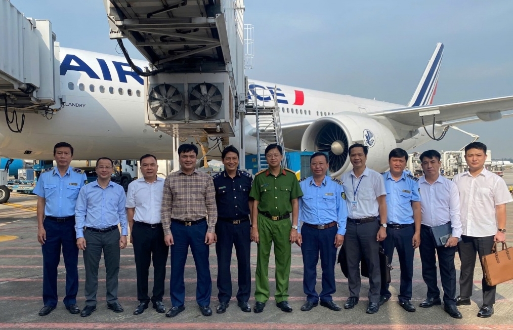 Tan Son Nhat Airport Customs commended for crackdown on smuggling