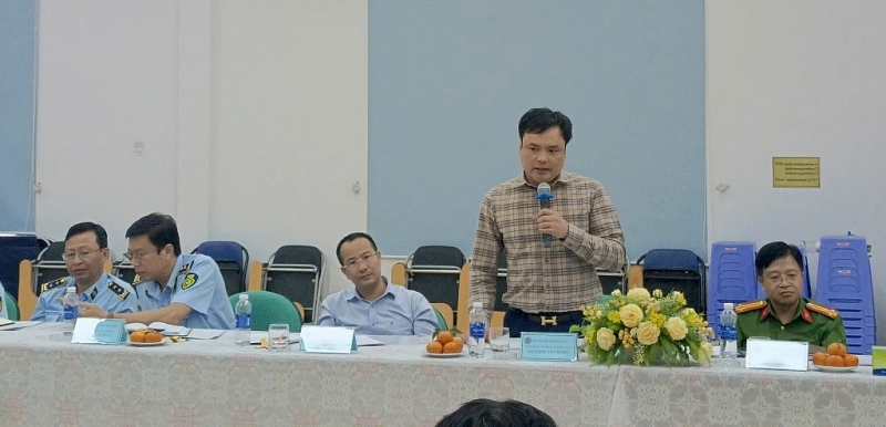 Mr. Dang Van Dung, Deputy Chief of the Standing Office of the National Steering Committee 389, spoke at the meeting.