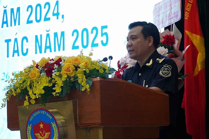 Director of Dong Nai Customs Department Le Van Thung receives the instructions of the General Director.