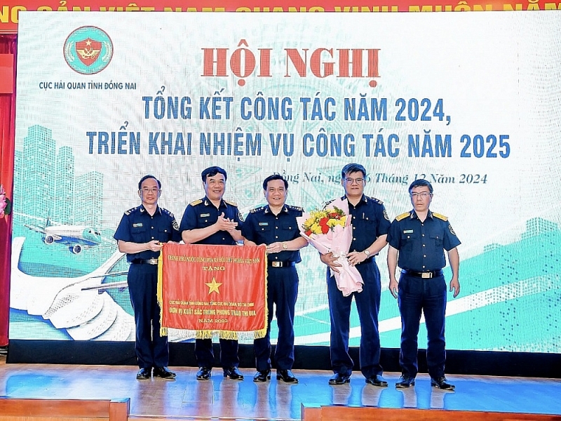 General Director Nguyen Van Tho presents the Government's Emulation Flag to Dong Nai Customs Department