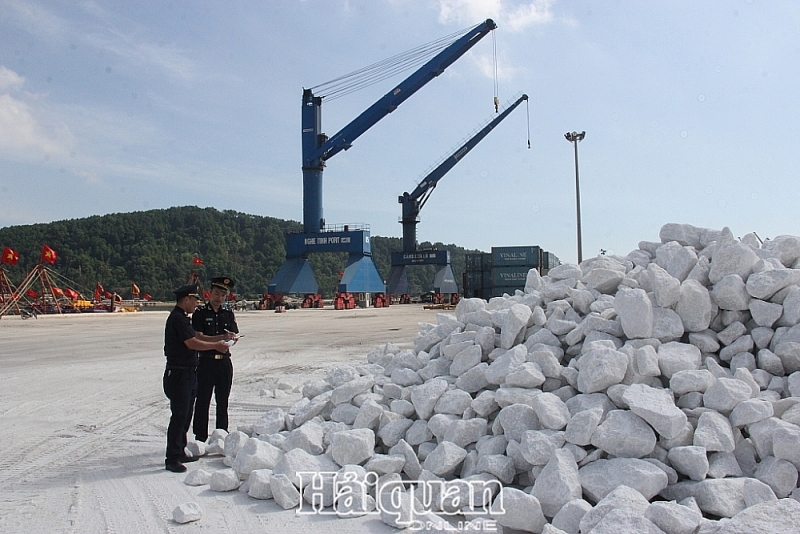 Customs officers at Cua Lo port check exported limestone. Photo: H.Nu