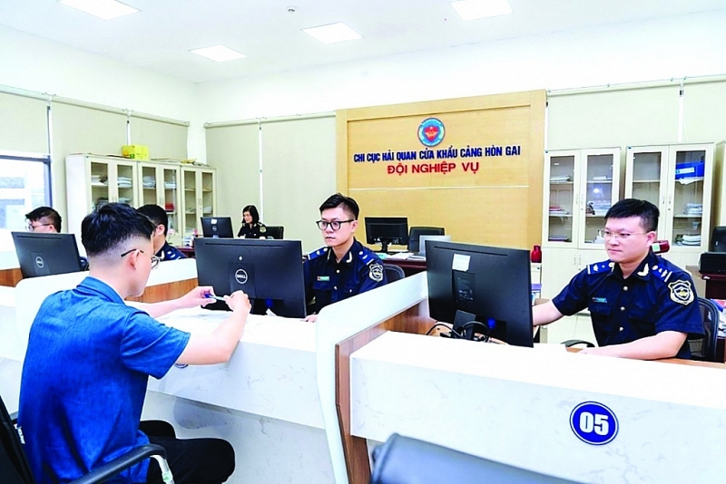 Professional activities at the Hon Gai Port Customs Branch, Quang Ninh Customs Department. Photo: Quang Hung