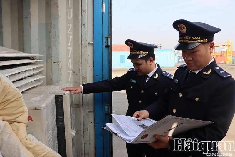 Hai Phong Customs official checks containers of goods banned from imports. Photo: T. Binh