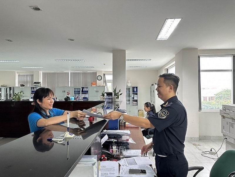 Procedure instructions for businesses at Cat Lo Customs Branch. Photo: T.L