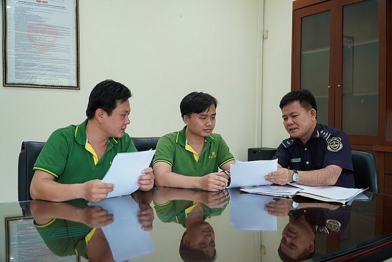 Dong Nai Customs Department officials guide businesses to carry out customs procedures. Photo: N.Hiền