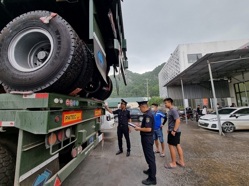 Huu Nghi Customs officers inspect imported specialized automobiles. Photo: H.N