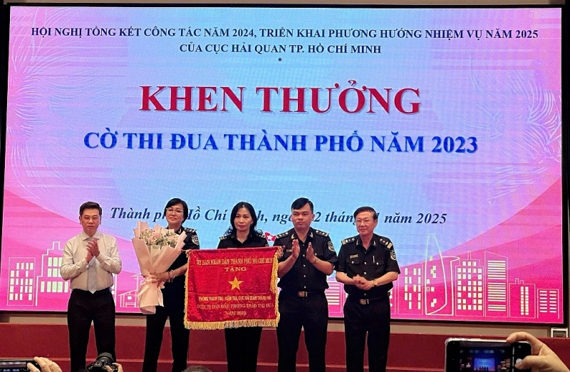 Vice Chairman of Ho Chi Minh City People's Committee Nguyen Van Dung and leaders of Ho Chi Minh City Customs Department presented the Ho Chi Minh City Emulation Flag to the Inspection Division of Ho Chi Minh City Customs Department.