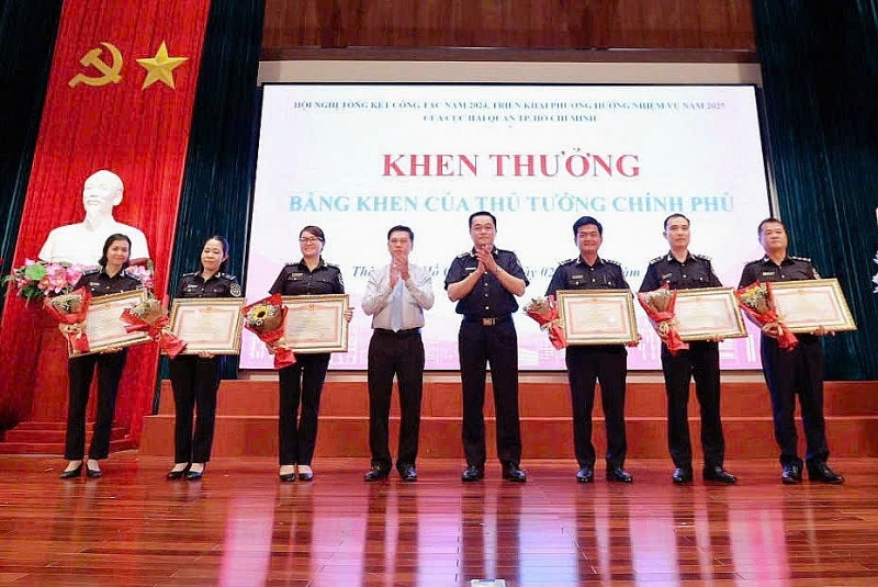 On behalf of the People's Committee of Ho Chi Minh City, Vice Chairman Nguyen Van Dung and Director of Ho Chi Minh City Customs Department Nguyen Hoang Tuan presented Certificates of Merit from the Prime Minister to collectives and individuals.