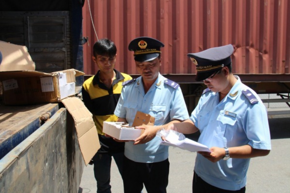 the tay ninh customs department actively anti smuggling in the year end