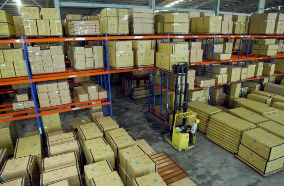 the binh duong customs to control strictly goods into and out the bonded warehouses