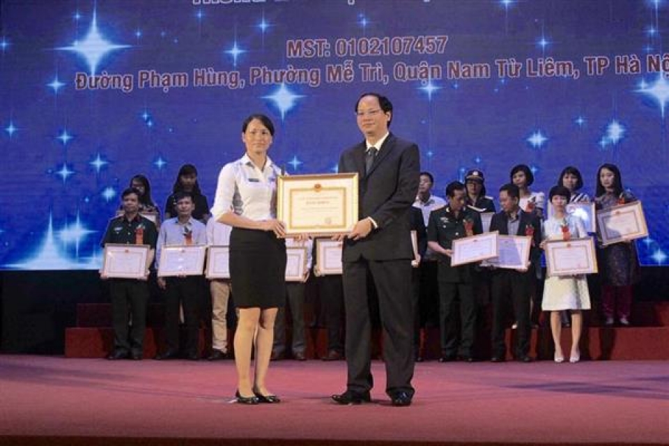 ha noi department of tax commended 422 enterprises and individuals as good tax payers