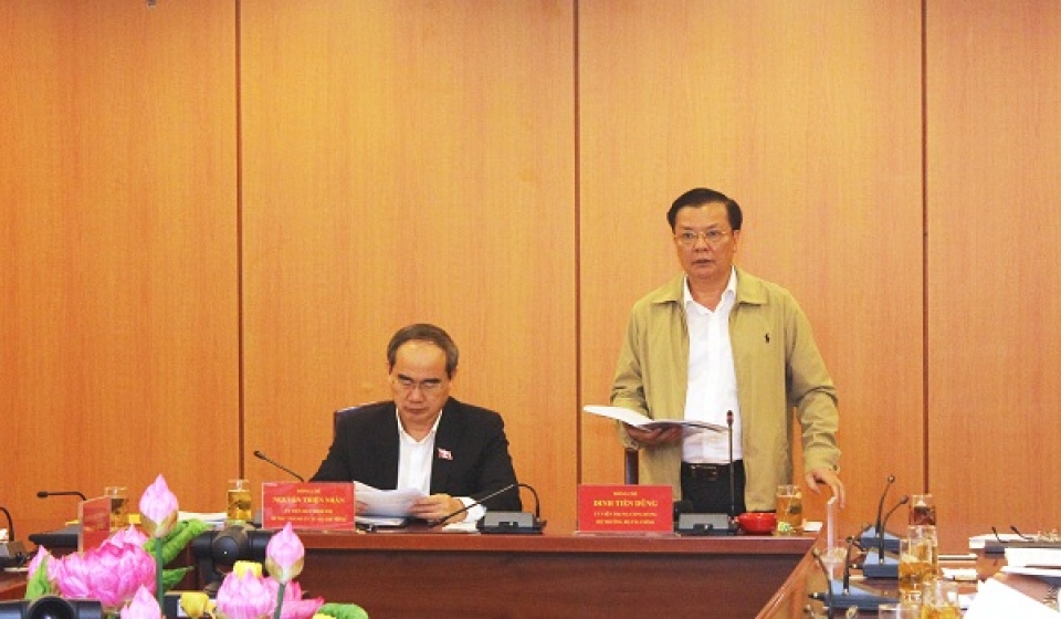 minister dinh tien dung worked with hcm city on the pilot mechanism and policies of the city development