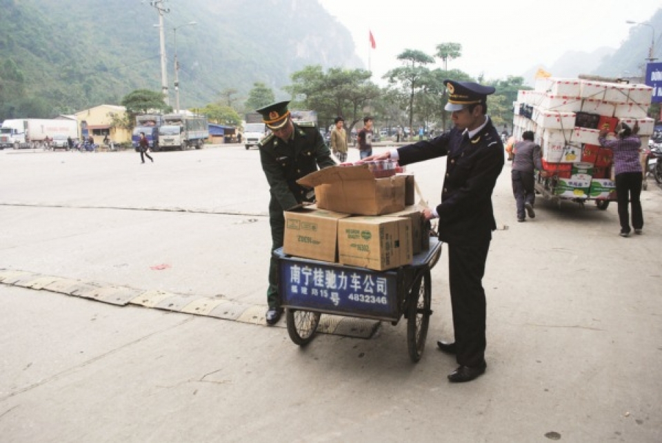 lang son customs strictly control imported fruit food during tet