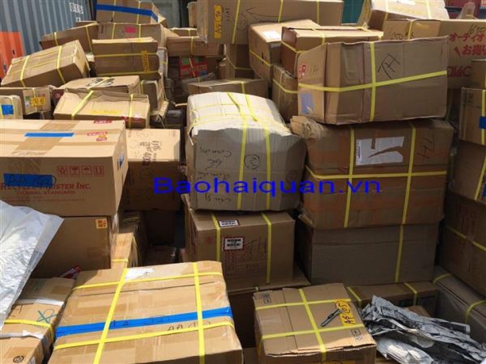 2 containers at cat lai port were discovered many illicit goods