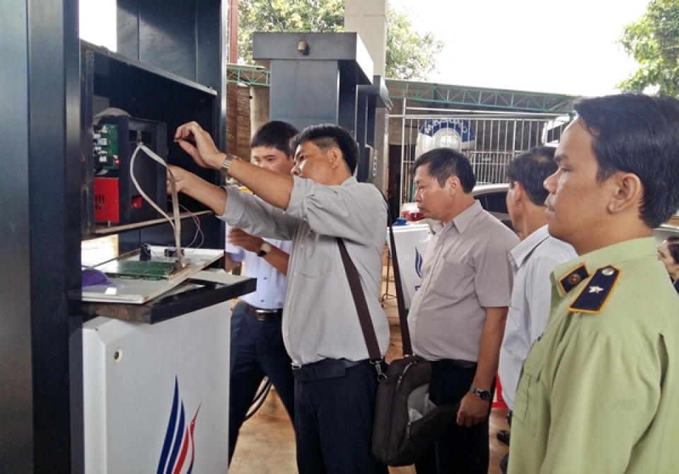 484 petrol and oil stations in hanoi must affix stamps to avoid tax losses