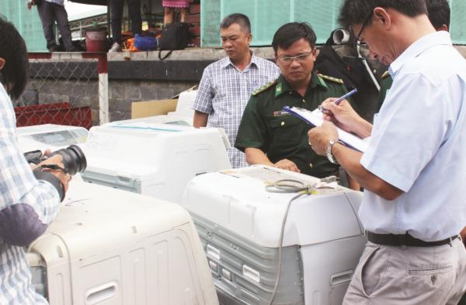 many tricks to transport illicit goods through the port of ho chi minh city