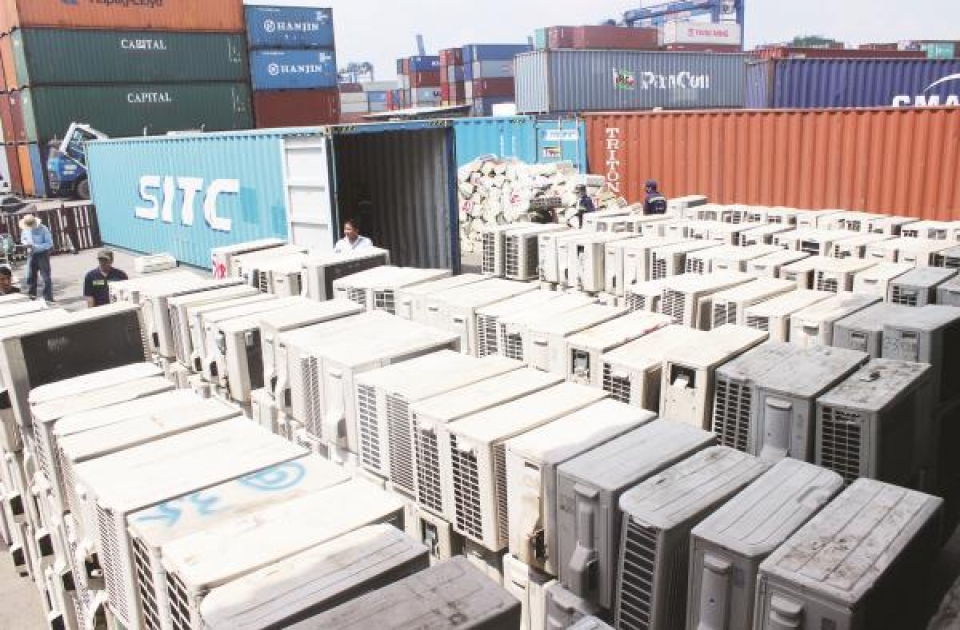 vietnam customs speaks about 213 containers in transit at cat lai port