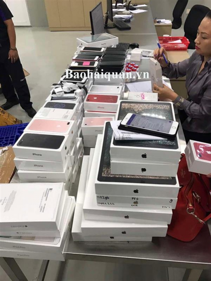 a great number of illicit iphone by express seized