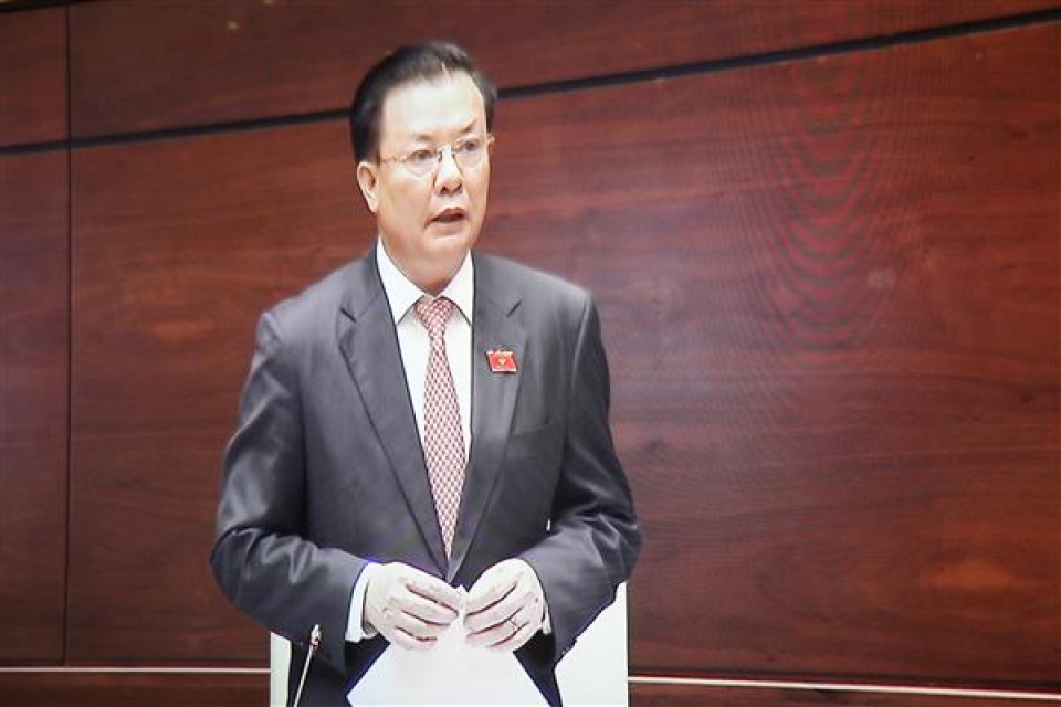 the minister of finance mr dinh tien dung explains to the national assembly about budget allocation