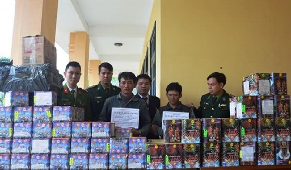 ha tinh customs collaborated to seize 300kg of smuggled firecrackers