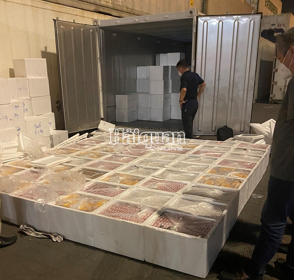 Customs seizes over 15,000 packs of cigarettes hidden in containers of exported vegetables and fruits