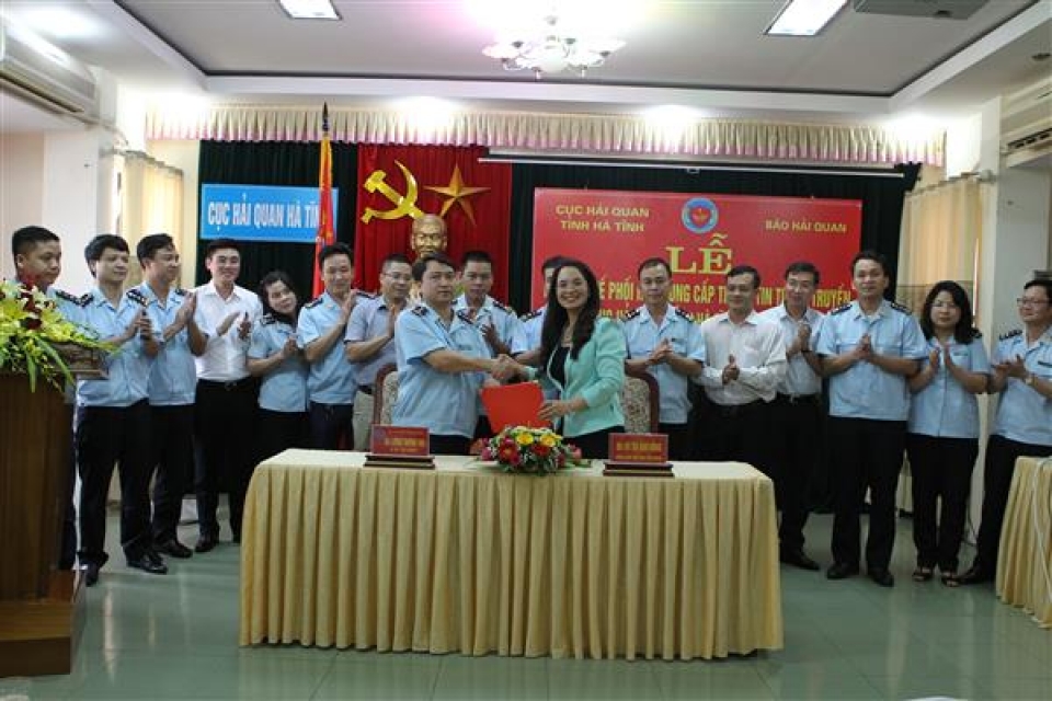 customs newspaper and ha tinh customs department have signed the coordination regulation