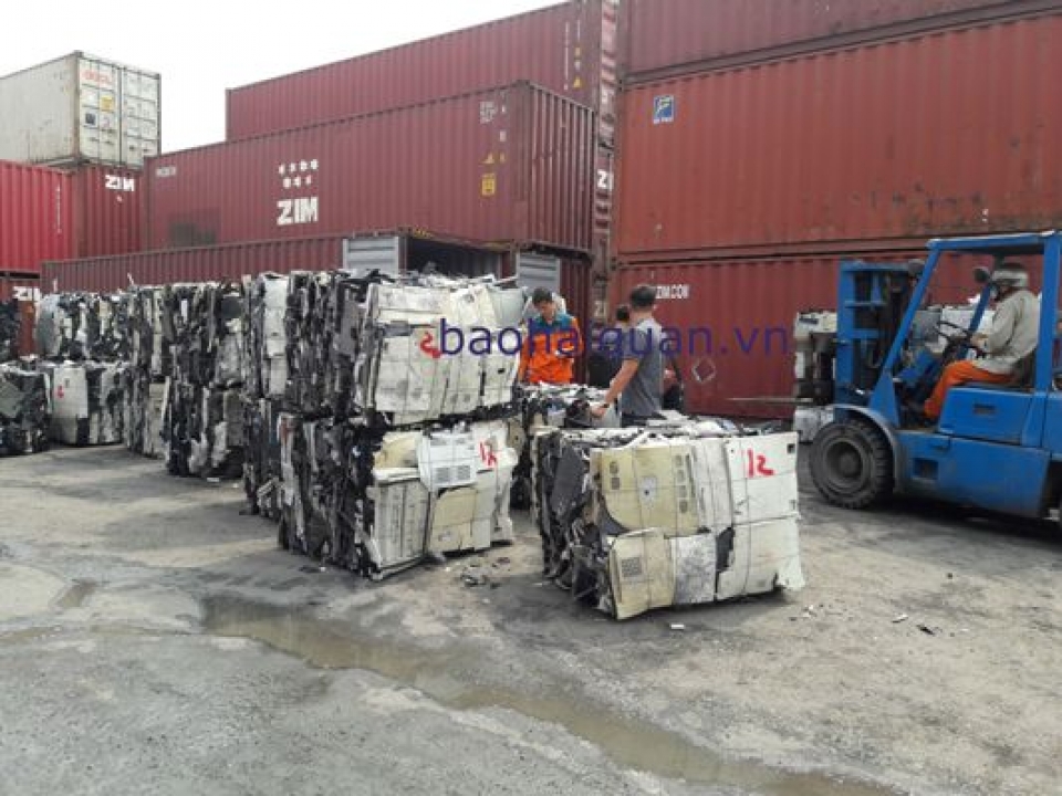 15 tons of plastic scraps were hidden in imported sack