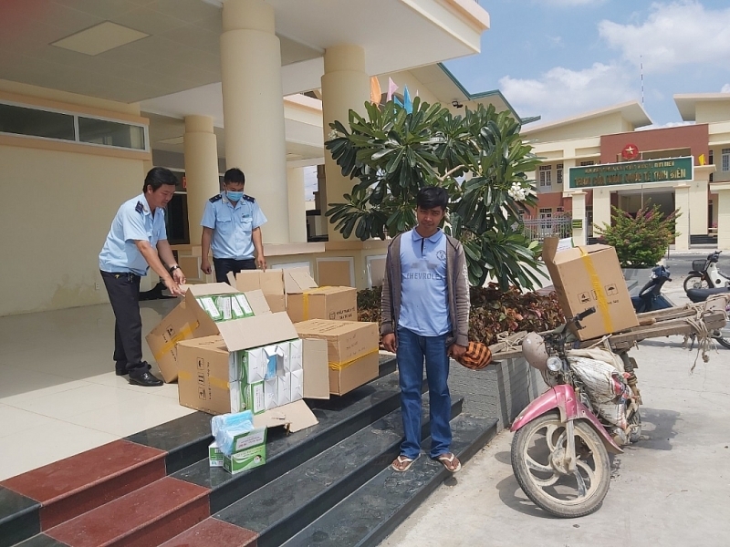 many smuggled medical masks seized at an giang border gate