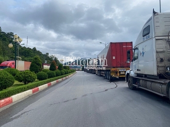 Vehicles carrying goods across Huu Nghi International Border Gate surges